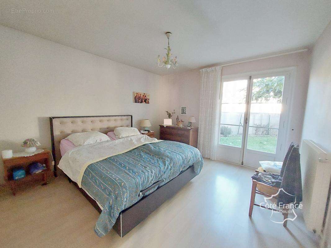 Maison de plain pied avec jardin et dépendance - photo 2