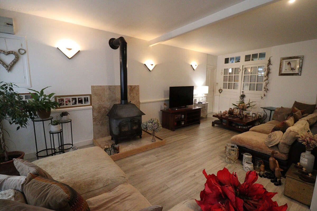 CORREZE. Uzerche. Maison en pierre avec 5 chambres, une deuxième maison à rénover, grande terrasse, bois et grand parking. - photo 2