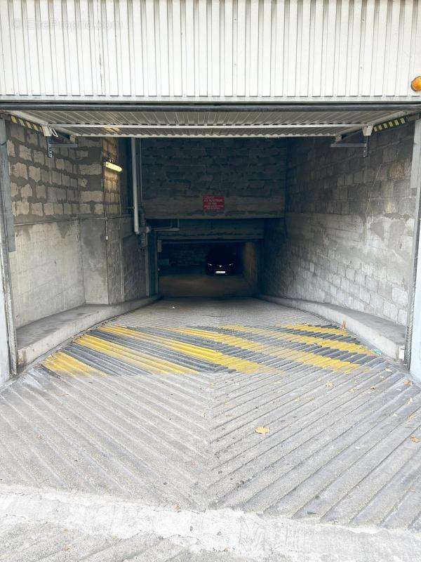 Parking à MONTREUIL