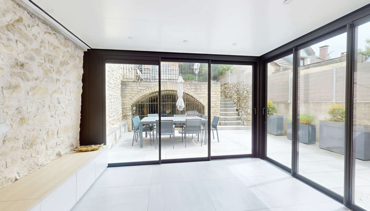 Élégante maison familiale de 155 m² avec jardin paysager et double garage - photo 3