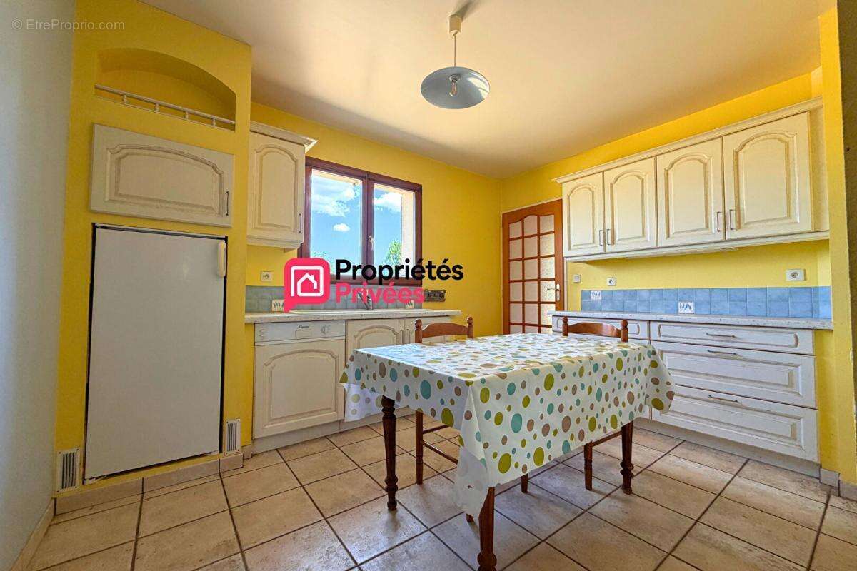 Maison T5 à vendre de 116 m² avec sous-sol complet et combles aménageables à Saint Gervais D'Auvergne 63390 - photo 6