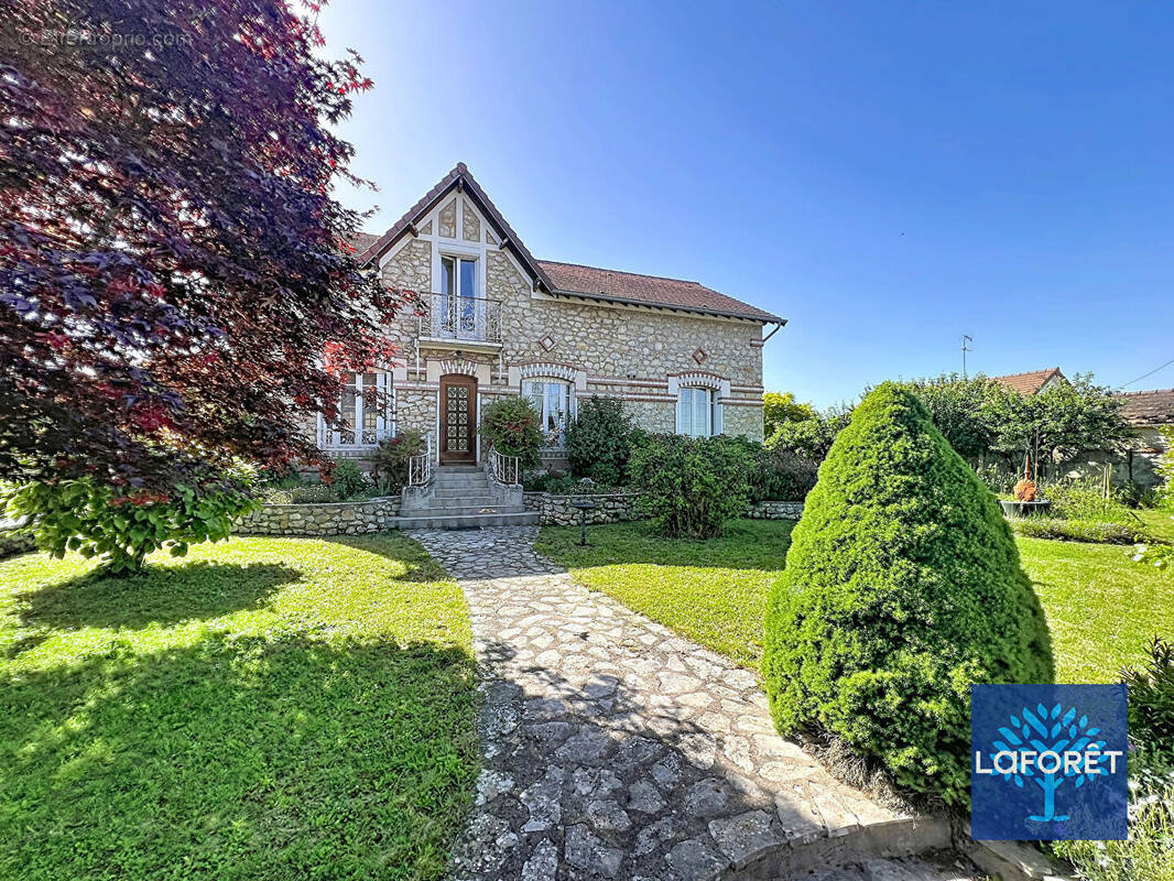 Maison à D'HUISON-LONGUEVILLE