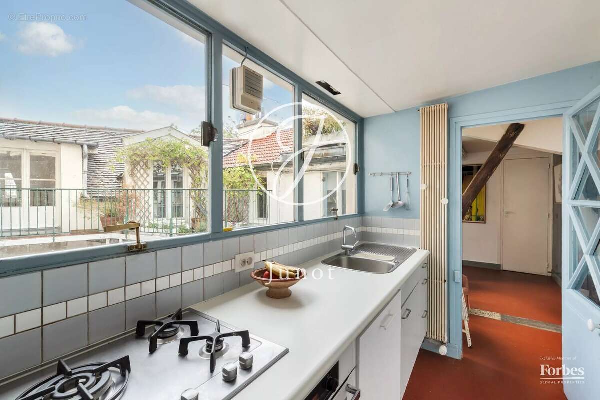 Paris 18e - HAUT MONTMARTRE / PLACE JEAN BAPTISTE CLÉMENT  - Appartement  à vendre - 4 pièces - 90,84m² Carrez - 107,84m² au sol - photo 15