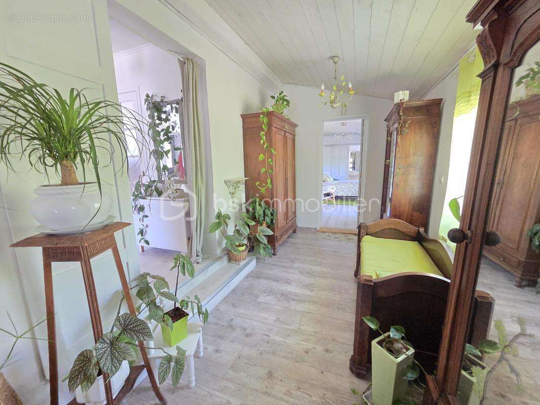 Magnifique Pavillon de plain pied de 149m² avec patio et dépendances à Avril sur Loire - photo 2