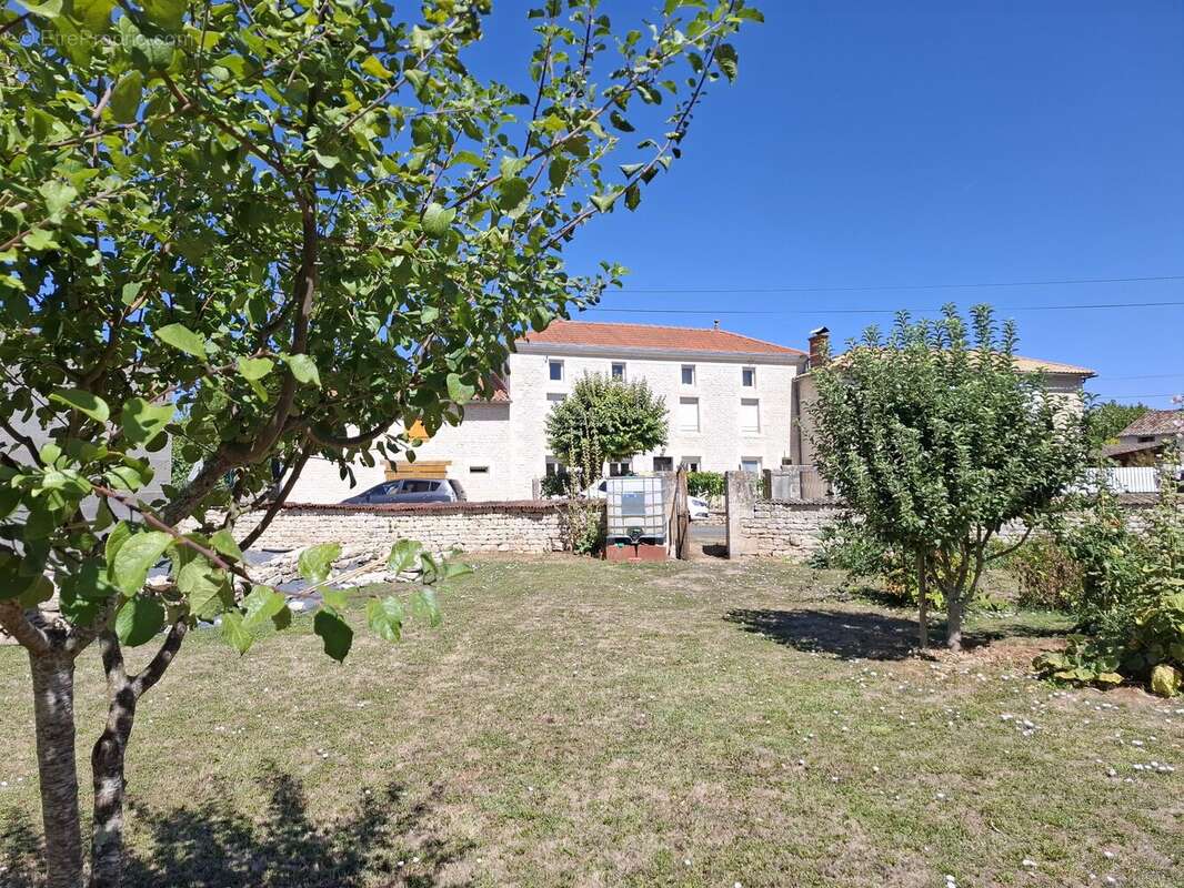 Maison familiale impeccable de 4 à 5 chambres, idéalement située à quelques minutes à pied de toutes les commodités. - photo 18