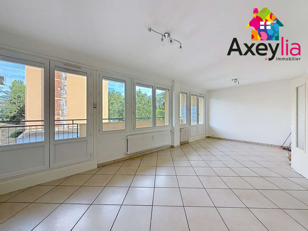A vendre - roanne proche centre ville - appartement t3 avec balcon, cave et stationnements - photo 2