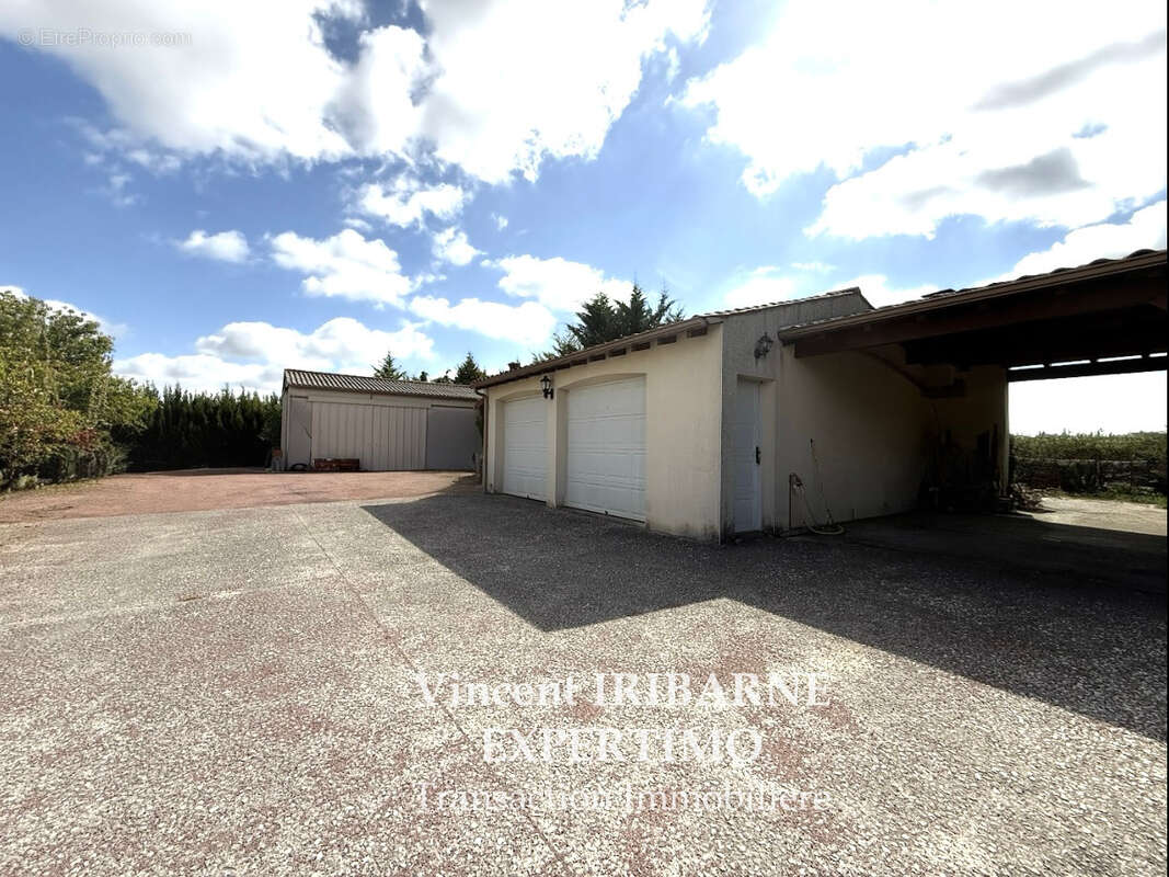 Propriété avec 4 Chambres, Double Garage sur un terrain de 6 800 m2 - photo 3