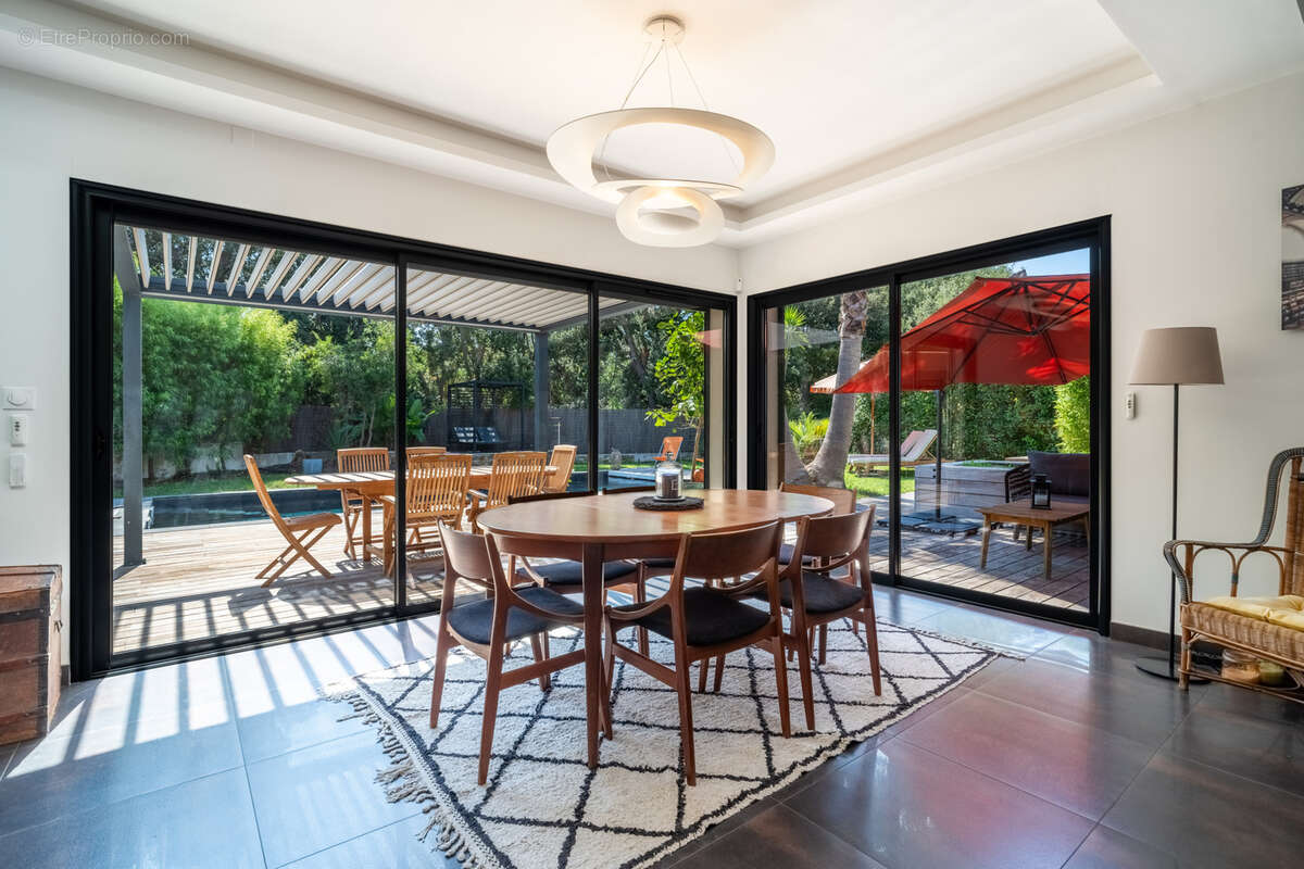 Villa d'architecte : élégance contemporaine et prestations de qualité au cœur d'une résidence privée - photo 7