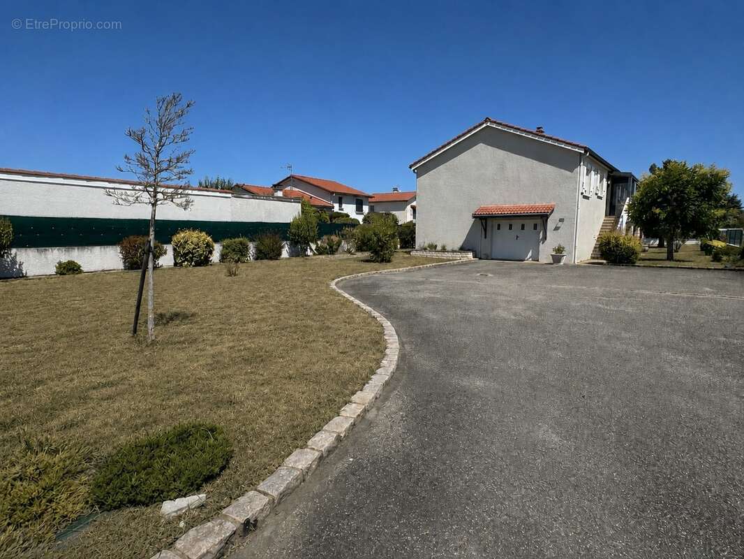 VEAUCHE – Belle maison familiale de 130 m² sur 1 050 m² de terrain - photo 10