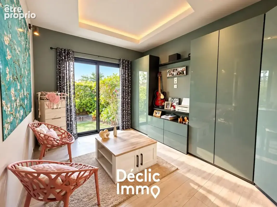 Villa contemporaine  5 chambres  piscine  vue mont saint-loup  vendue meublée - photo 13