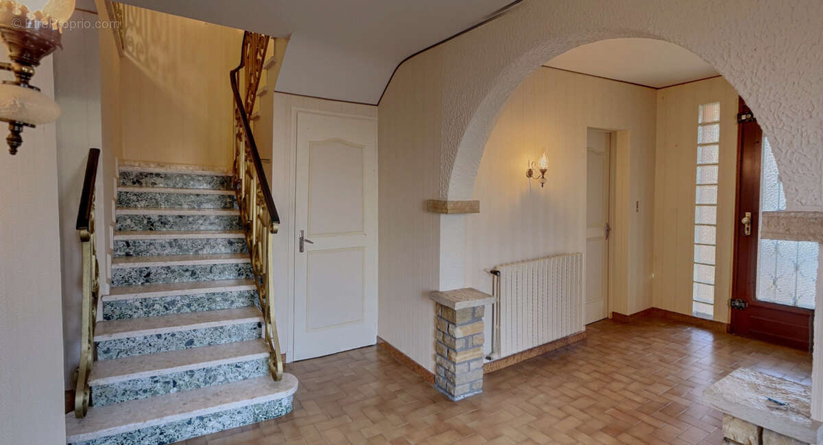 Maison à CASTELNAU-MONTRATIER