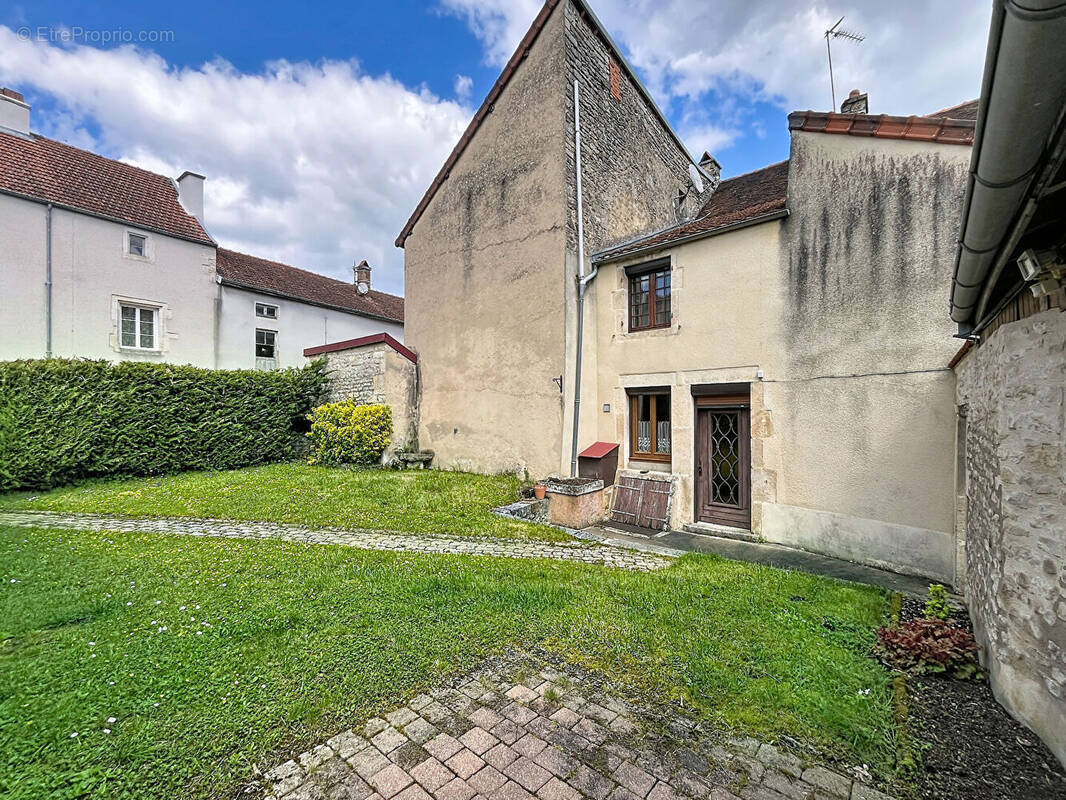 Maison à GRANCEY-LE-CHATEAU-NEUVELLE