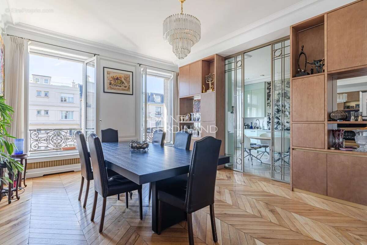 Appartement à PARIS-8E