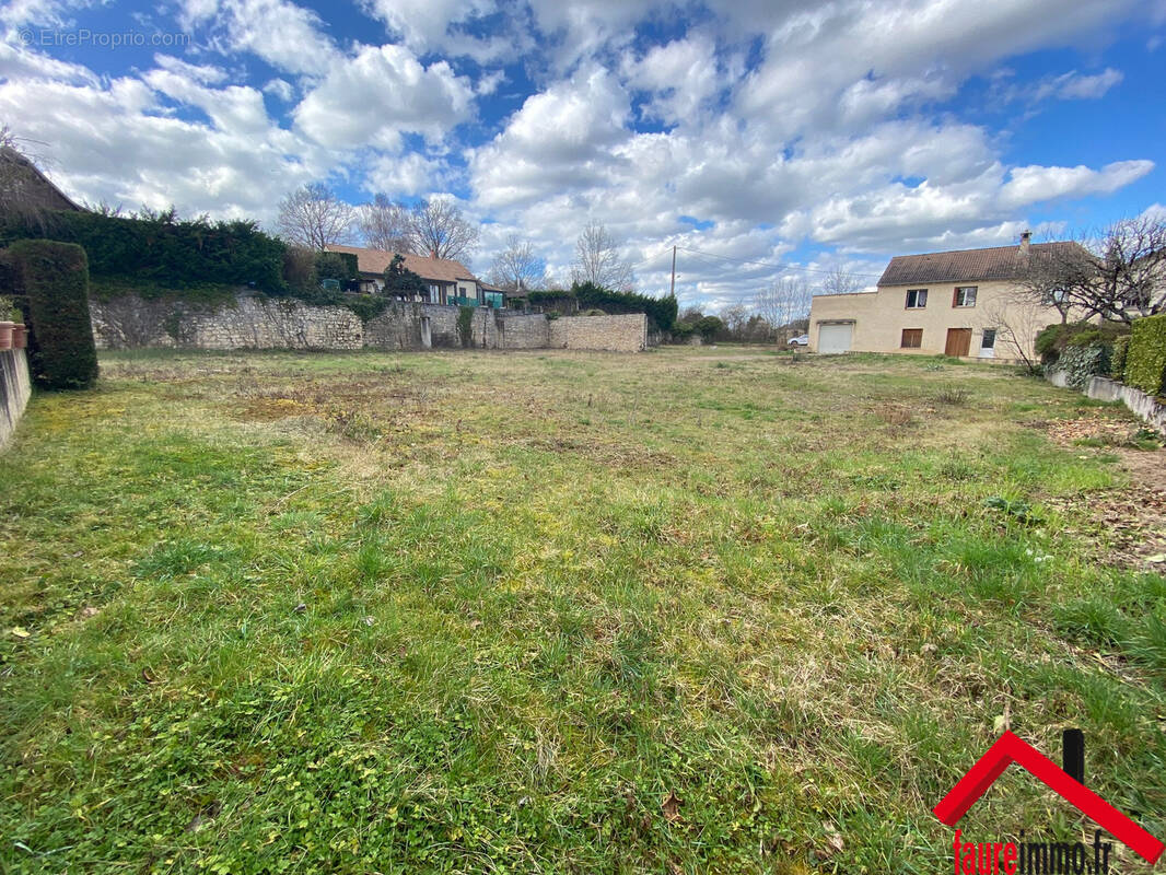 Terrain à LA FEUILLADE
