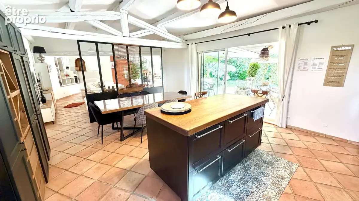 Villa avec piscine sur 2700 m² de jardin, clos, arboré et paysagé. - photo 8