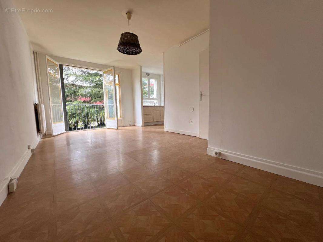 Appartement à LES CLAYES-SOUS-BOIS