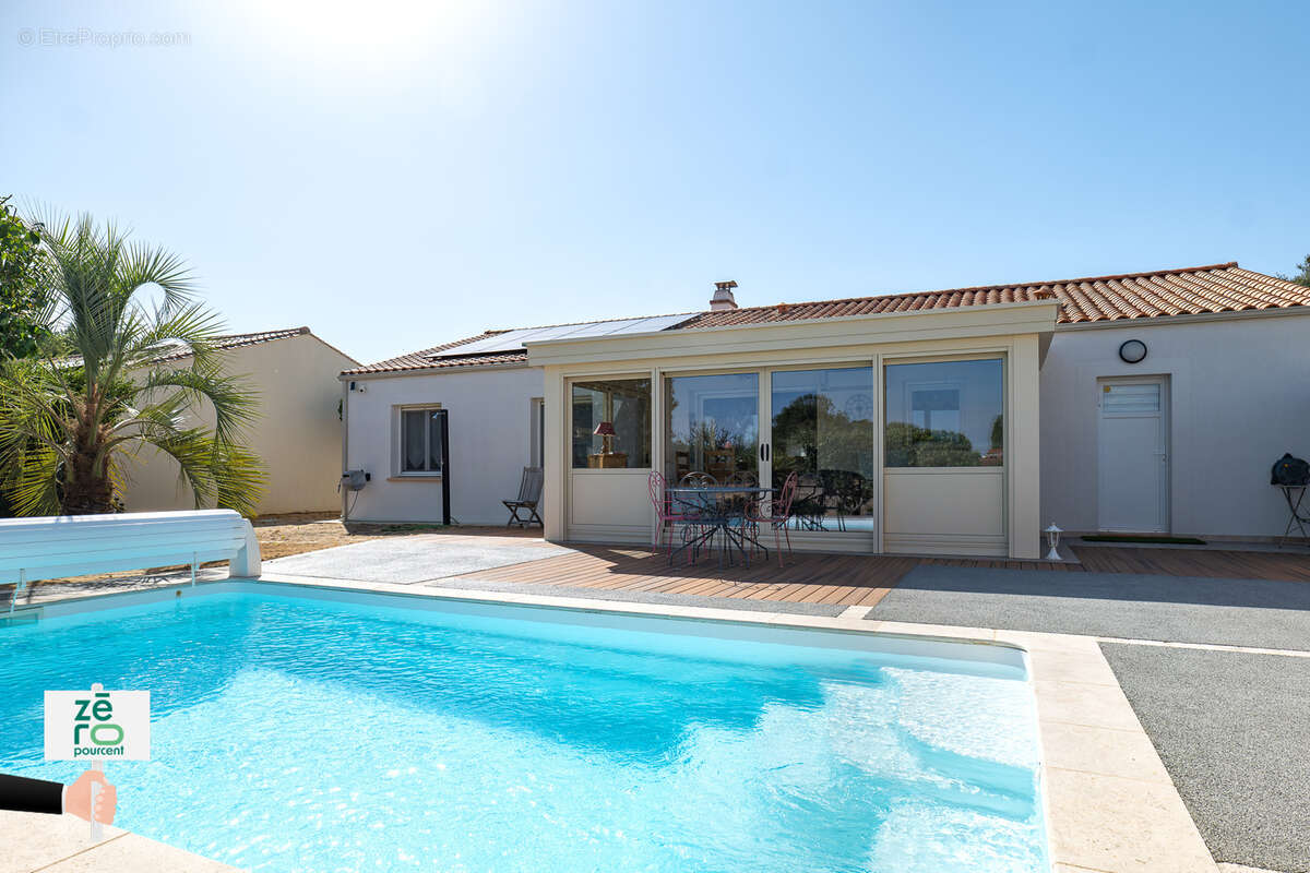 Longeville-sur-Mer   Maison de plain-pied 3 chambres avec piscine, véranda, garage et panneaux solaires   Hype - photo 3