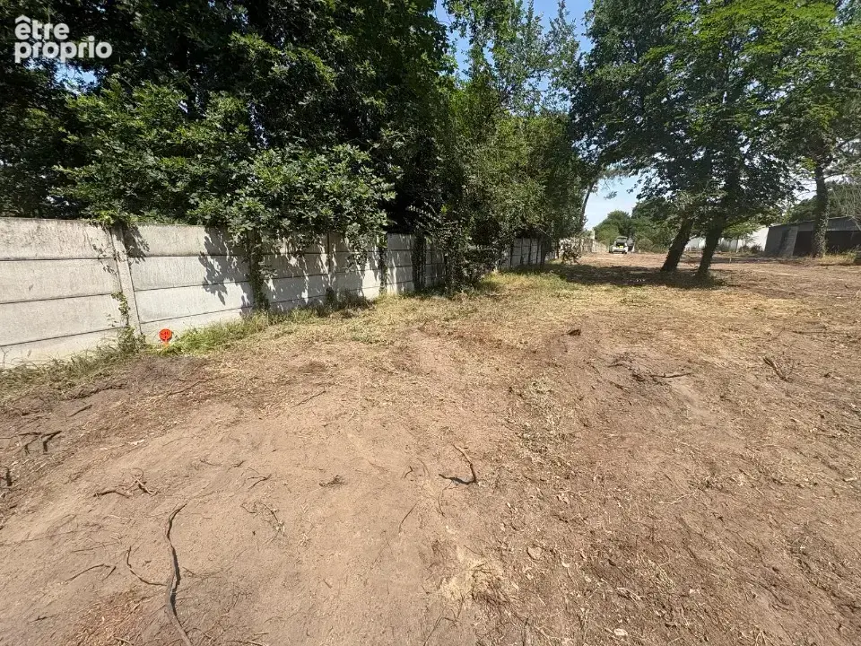 Terrain à LES MATHES