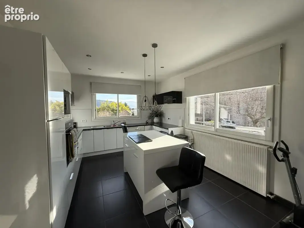 Maison 175 m² à Saint-Laurent-Du-Pape  - photo 4