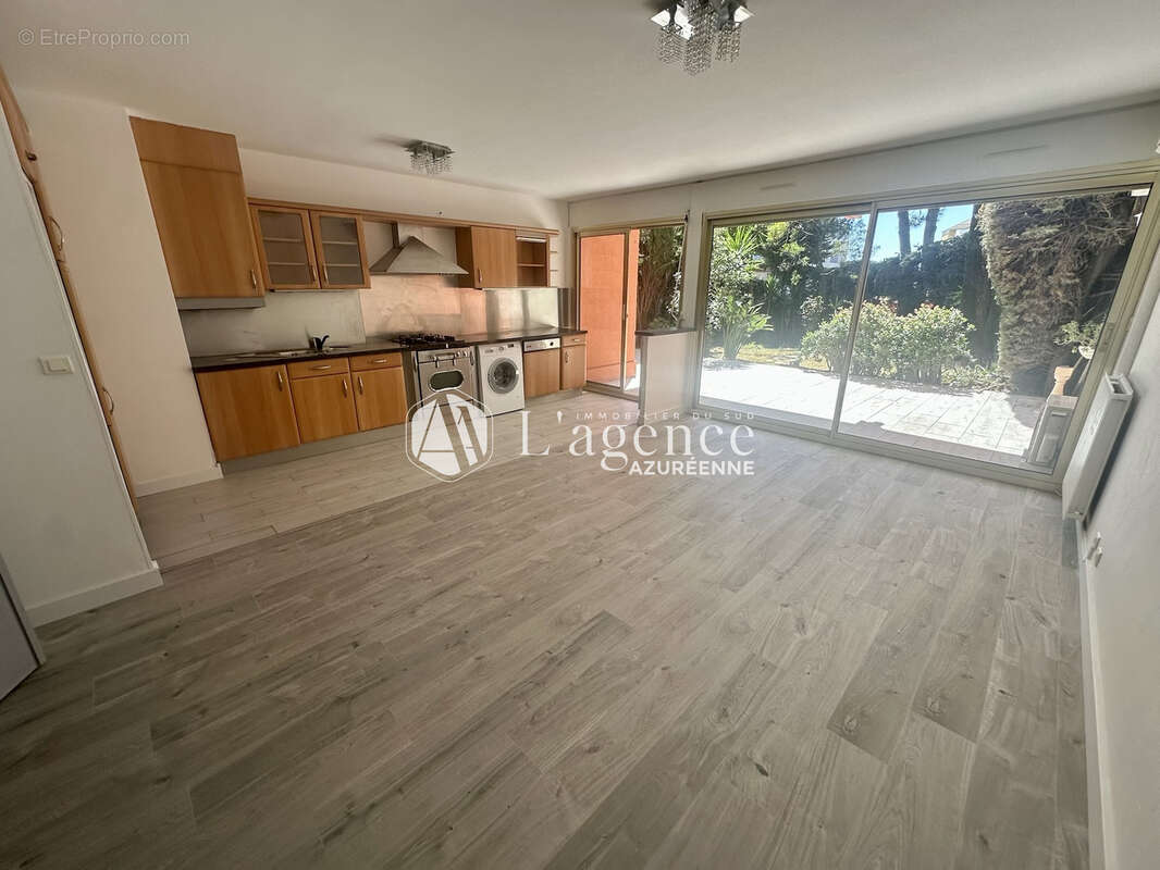 Appartement à SAINT-LAURENT-DU-VAR