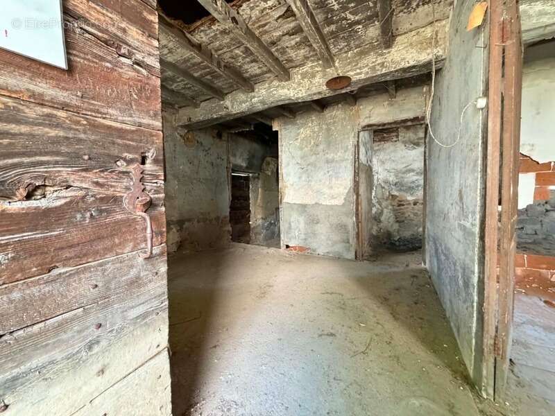 Grange a renover avec garage, terrain de 330 m² - photo 2