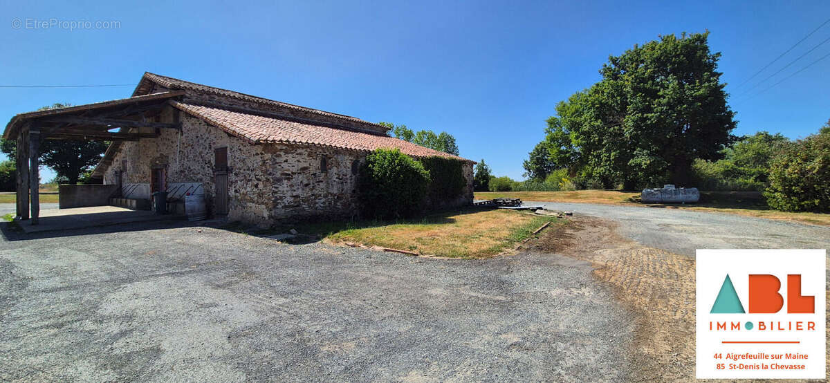 Terrain avec étang et grange en pierre à réhabiliter - un projet unique à imaginer ! - photo 2