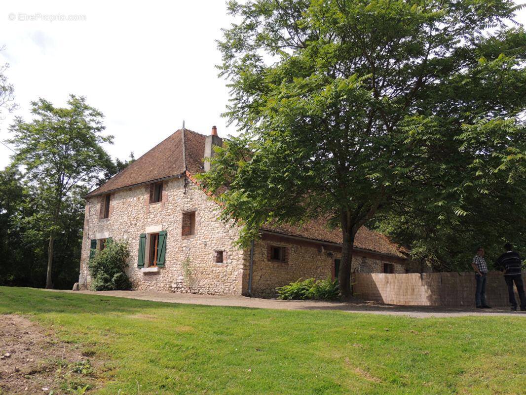 Maison à MYENNES