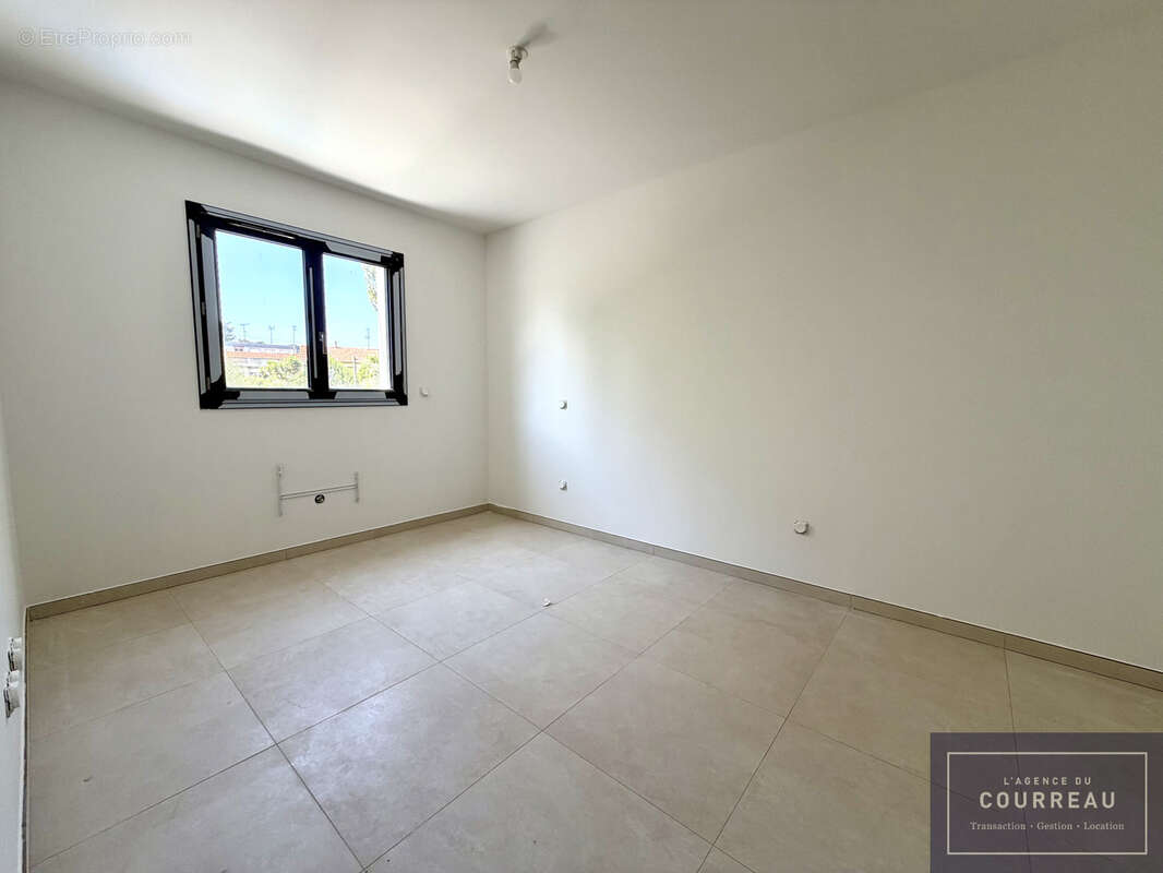 Villa F4 en R+1 neuve de 126 m2 avec jardin et stationnement - photo 9