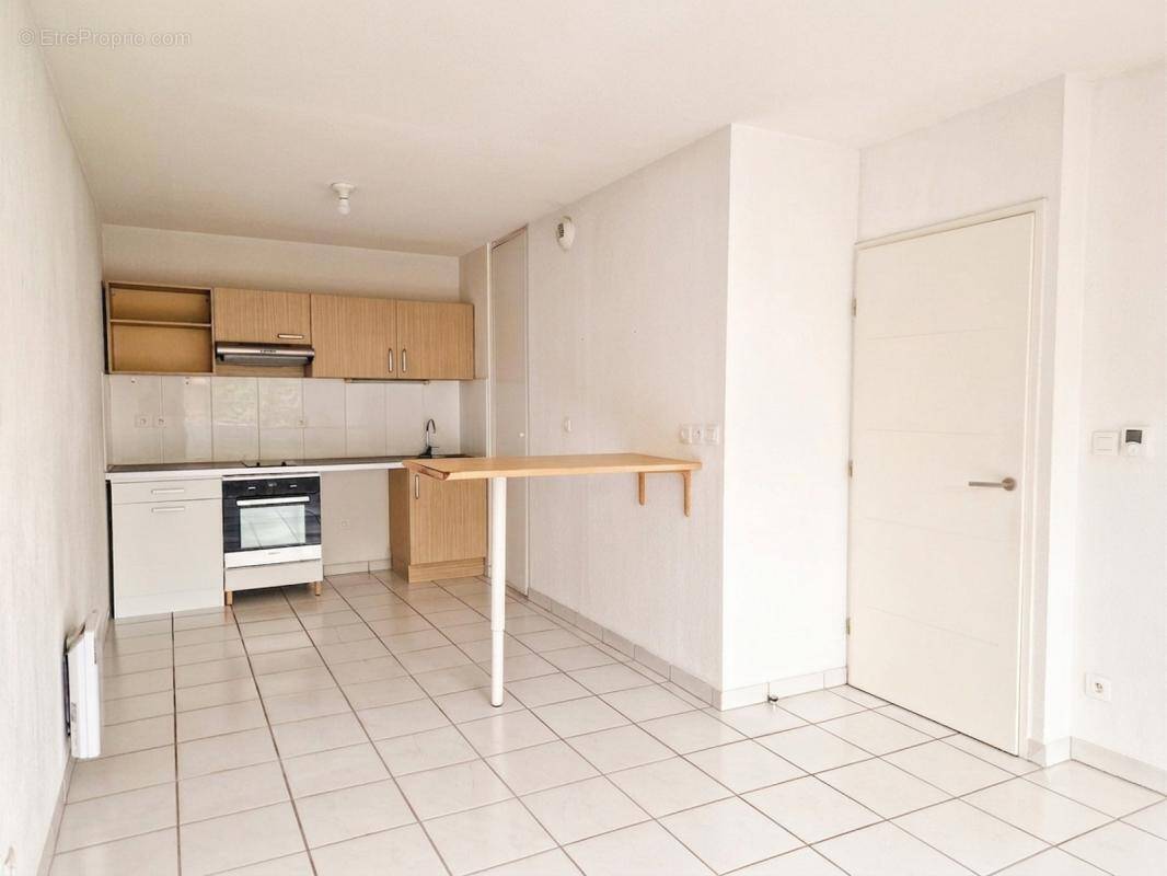 Appartement à PINS-JUSTARET