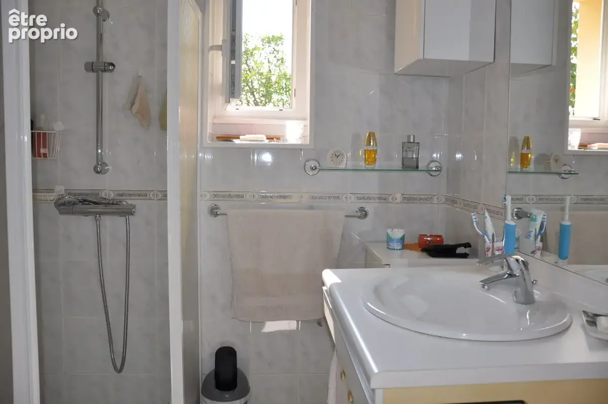 Belle maison rénovée en 2010, avec 2 chambres, terrain de 693 m2, louée 700 €/mois hors charges. - photo 13