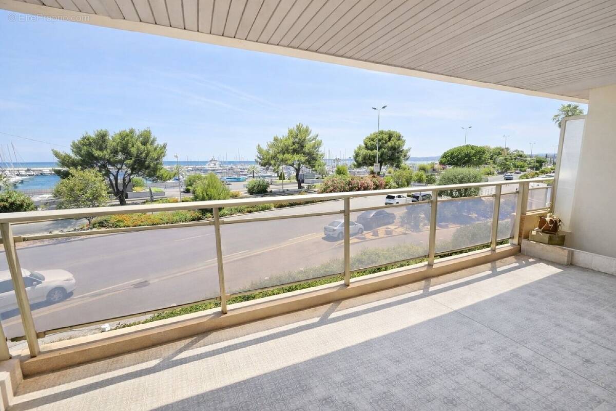 Appartement à SAINT-LAURENT-DU-VAR
