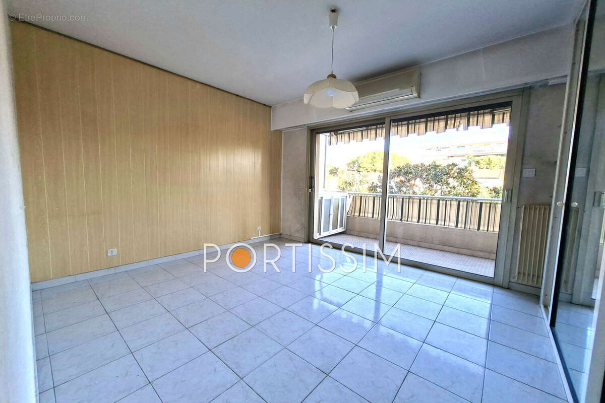 Appartement à SAINT-LAURENT-DU-VAR