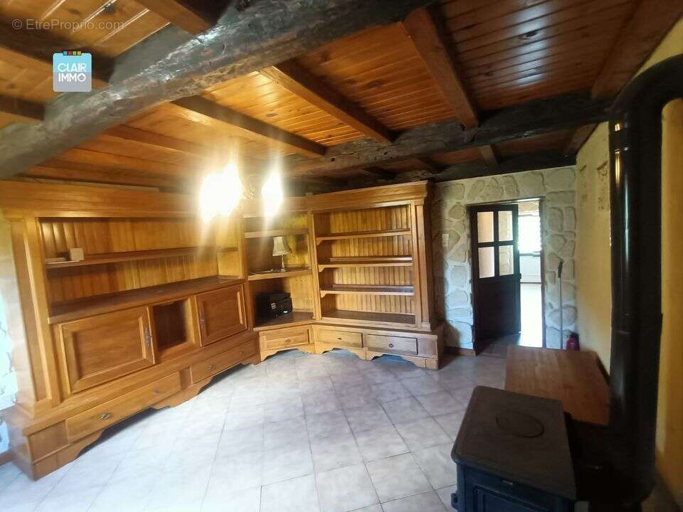 A BIZIAT PROCHE MACON ET BOURG-EN-BRESSE FERME 5 PIECES SUR - Maison à BIZIAT
