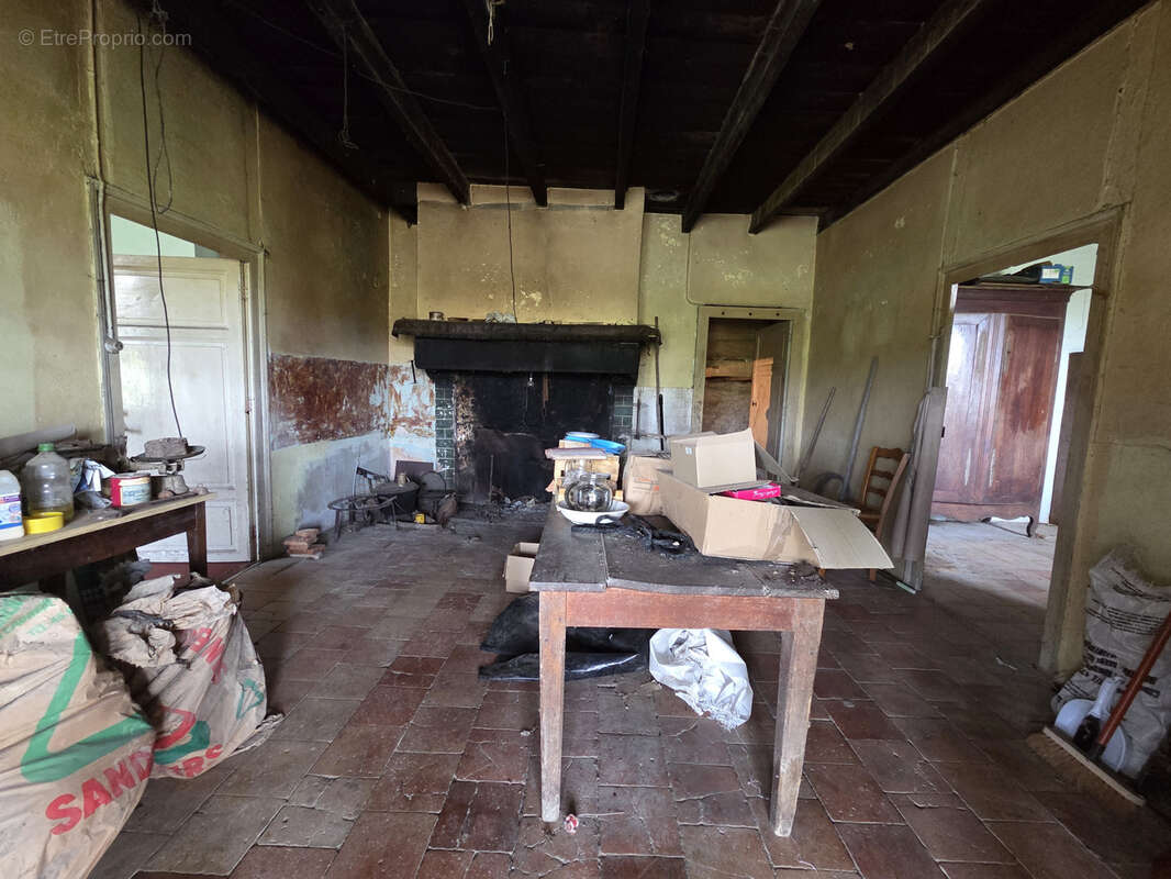 Maison en pierre à rénover   Fort potentiel d’aménagement - photo 6