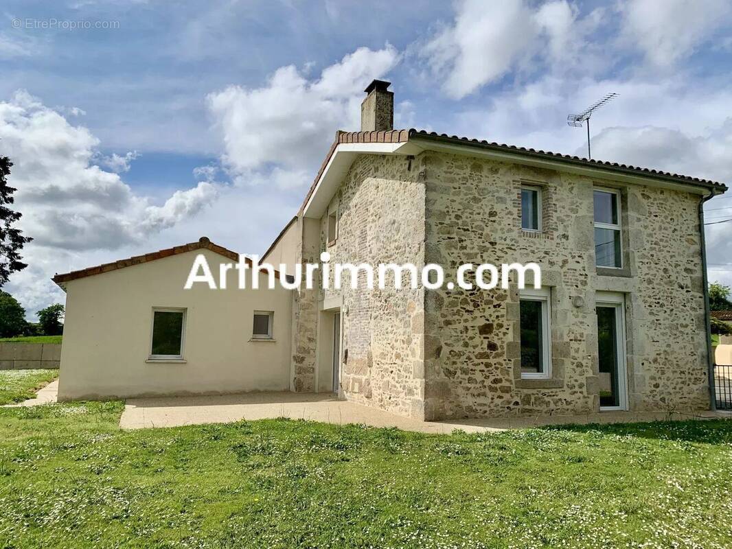Maison à SAINT-AMAND-SUR-SEVRE