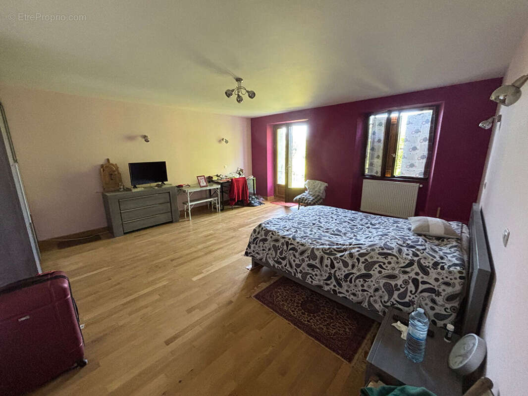 En Exclusivité ! Belle maison en pierre de 186 m² au coeur du Pays des Lacs - CHEVROTAINE - photo 4
