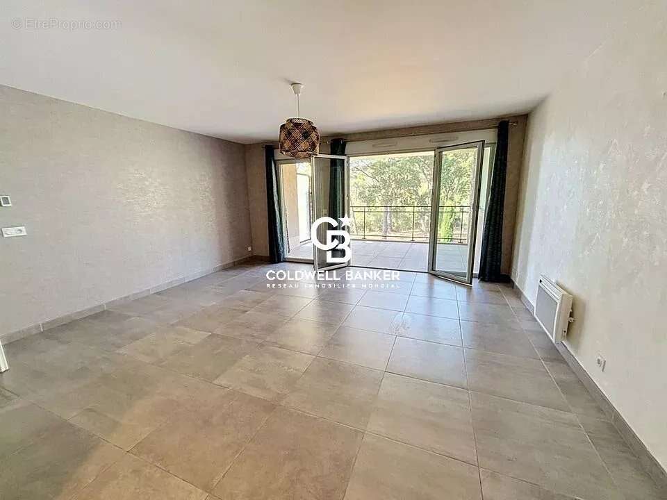 Valescure T2 dans résidence de standing avec piscine - photo 3