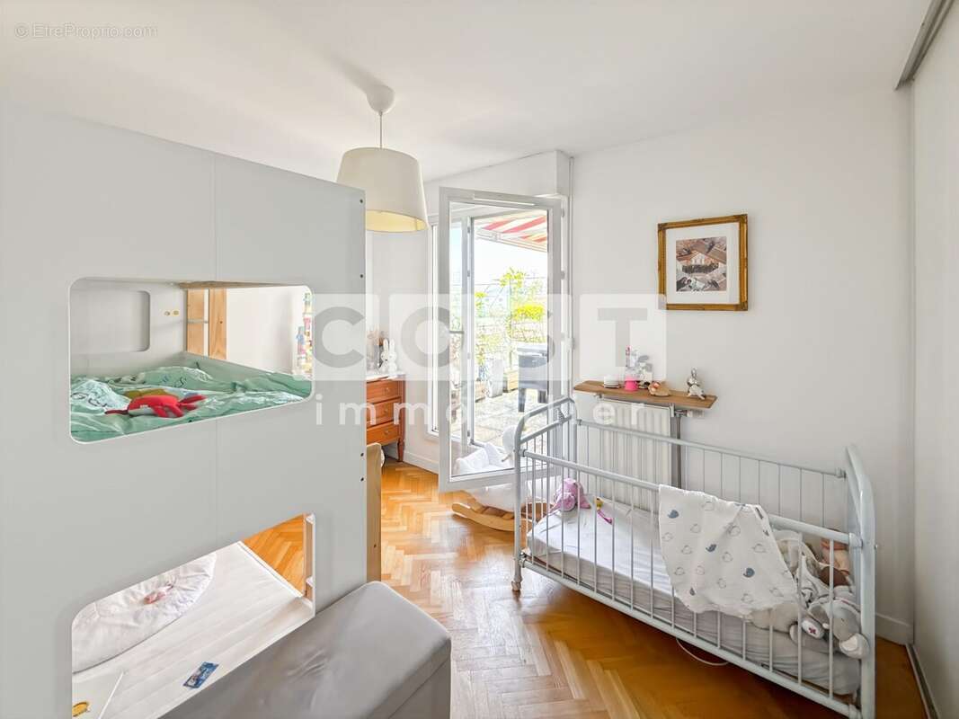 Appartement à COURBEVOIE