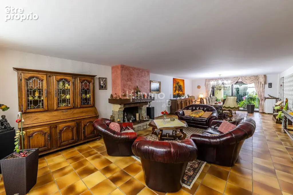 Maison, dotée de grands volumes, avec un fort cachet - photo 4