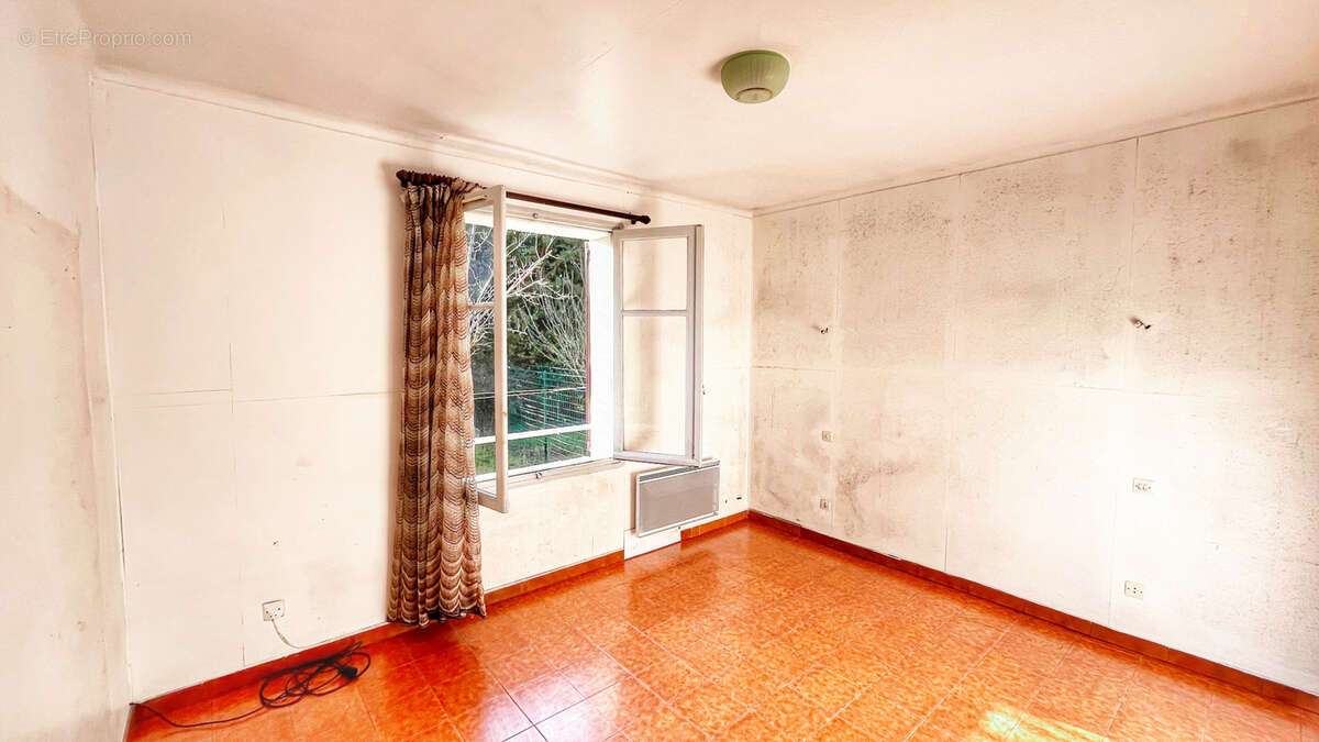 Maison à ENTRAIGUES-SUR-LA-SORGUE