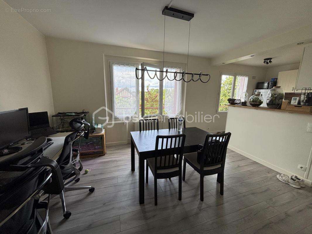 Appartement à SAINTE-GENEVIEVE-DES-BOIS