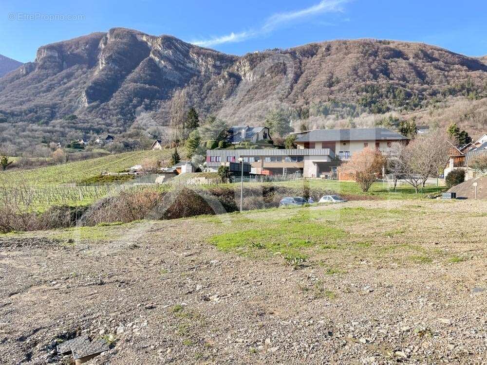 Terrain viabilisé (Lot 9) - Terrain à SAINT-PIERRE-D'ALBIGNY