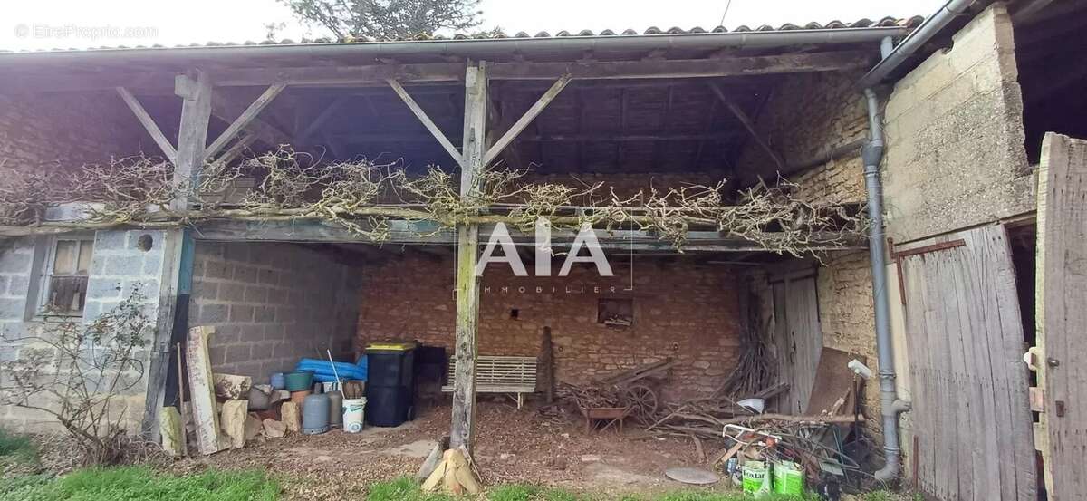 Maison à LES ADJOTS