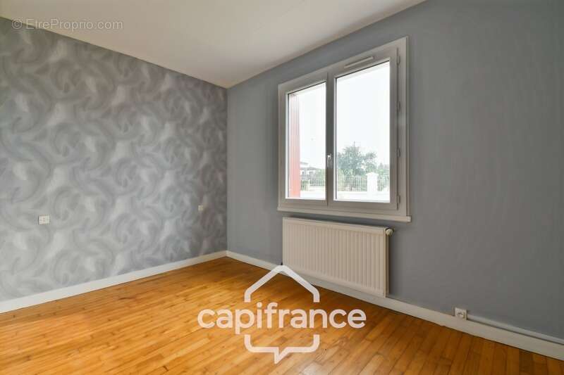 Maison à vendre entièrement rénovée, 6 pièces SAINT JEAN D'ANGELY (17), proche commerces avec jardin et garage - photo 12