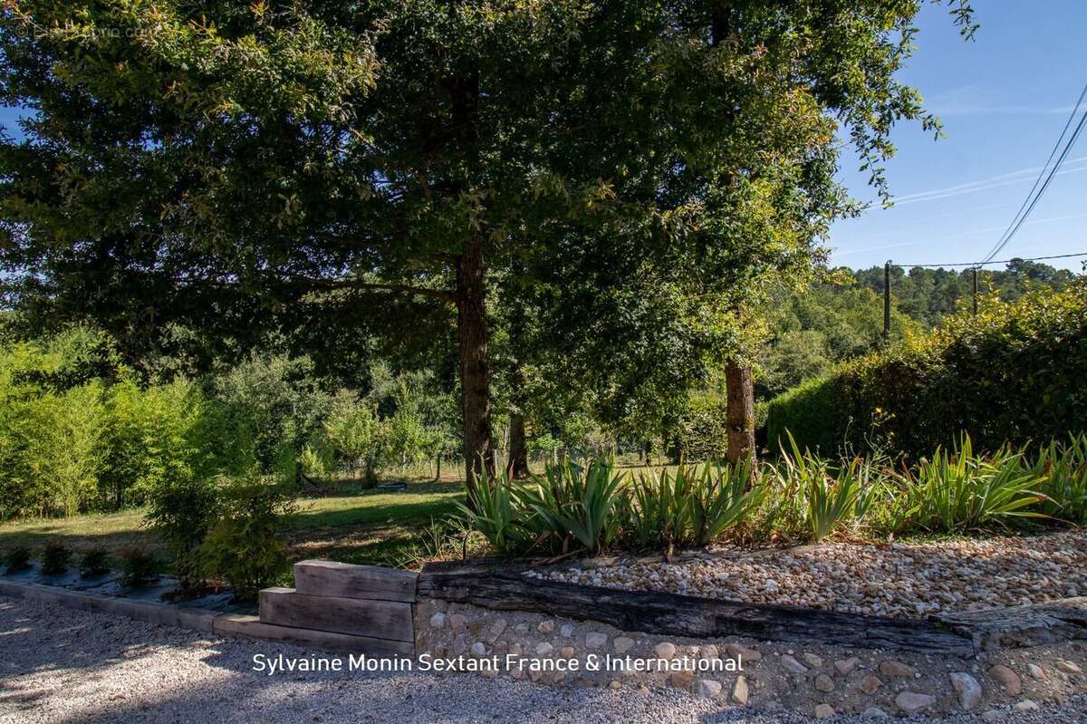 Maison rénovée tout confort avec logement indépendant, terrain clos et espace piscine - photo 6