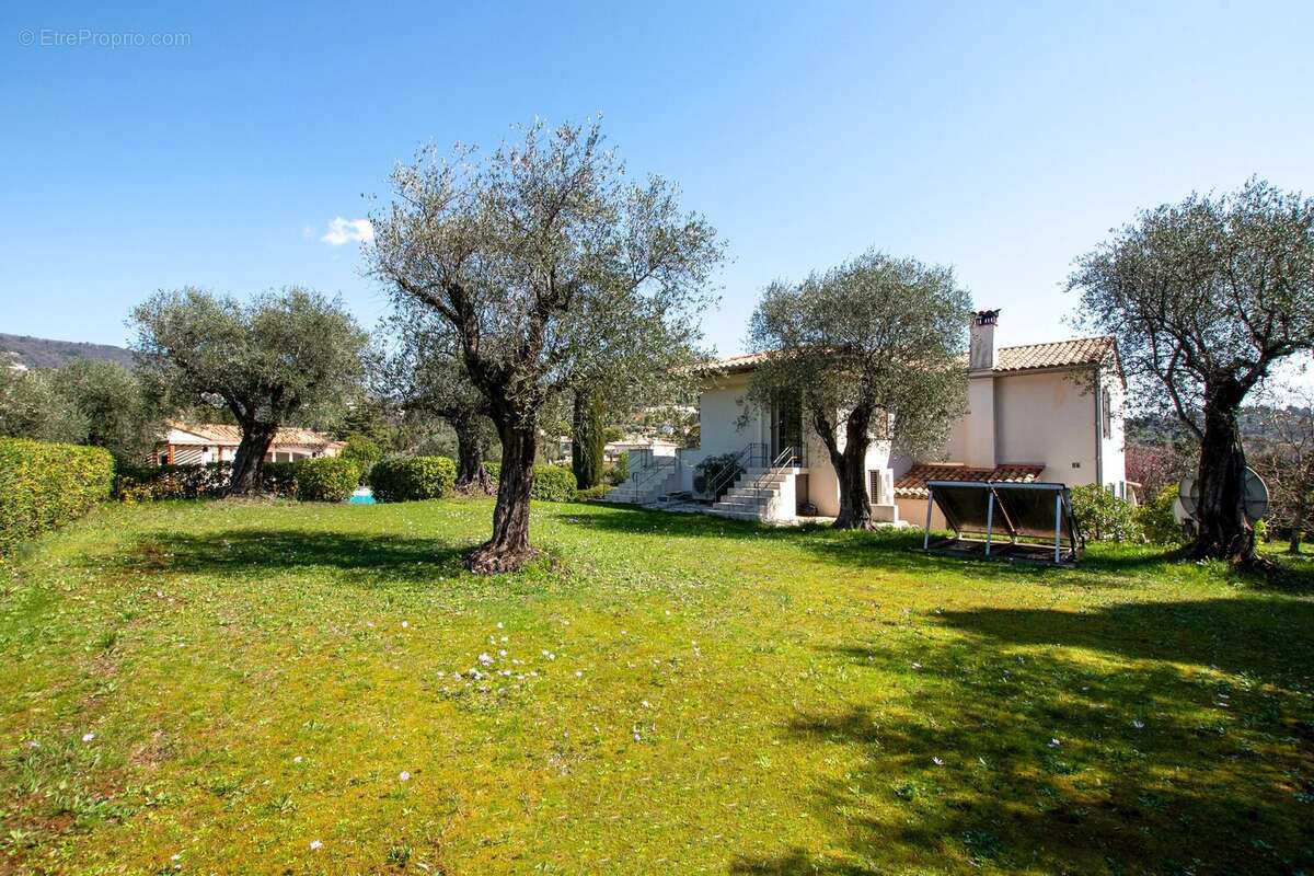 Maison à CHATEAUNEUF-GRASSE