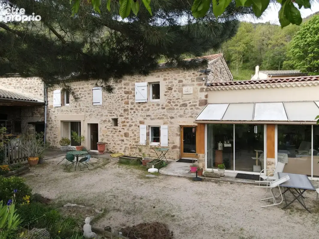 Maison  en pierre 170 m2 avec 8 000 m2 de terrain à saint georges les bains ( 07800) - photo 3