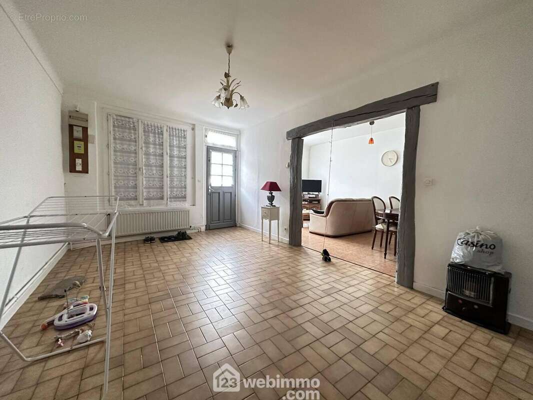 A ses cotés, la salle à manger de 21 m²