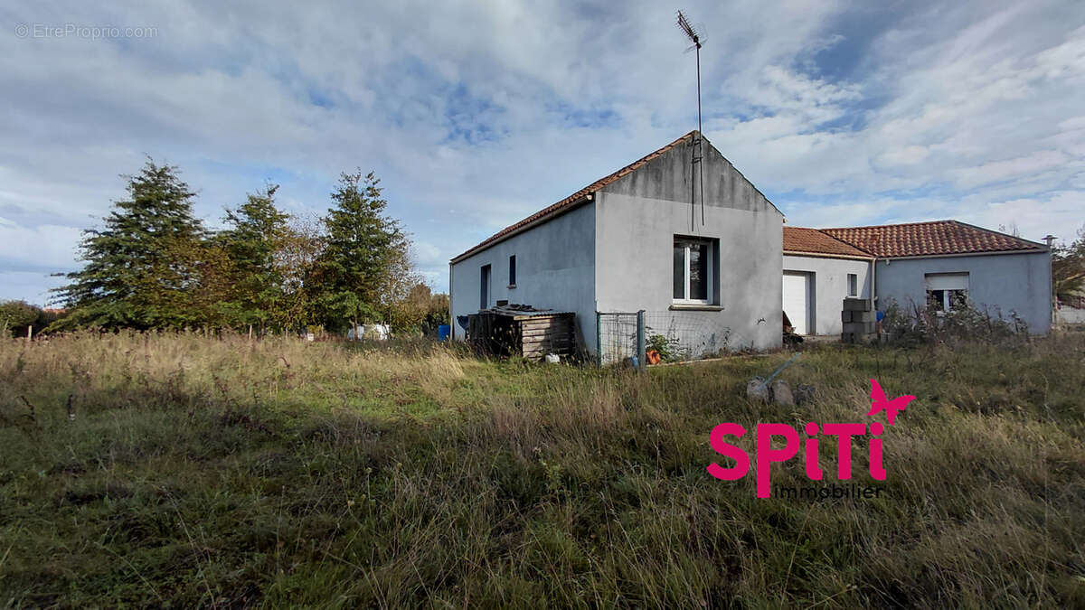Maison à SAINT-HILAIRE-LE-VOUHIS