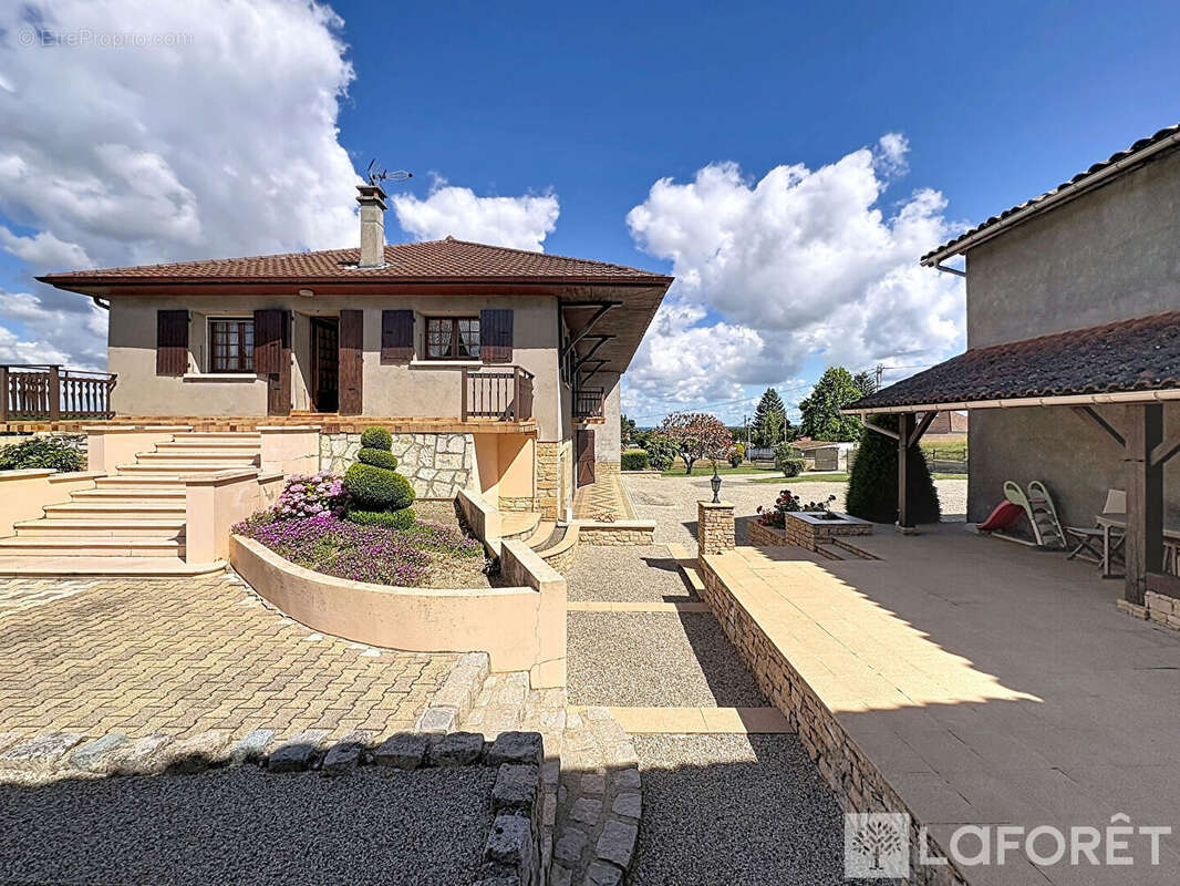 Maison de caractère avec dépendance et fort potentiel -four (38080) - photo 12
